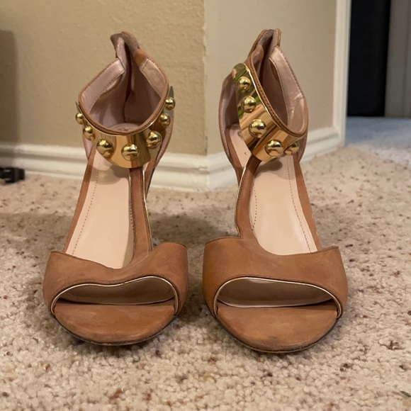 Vince Camuto Shoes - Tan & gold Vince Camuto 3 inch heels size 11